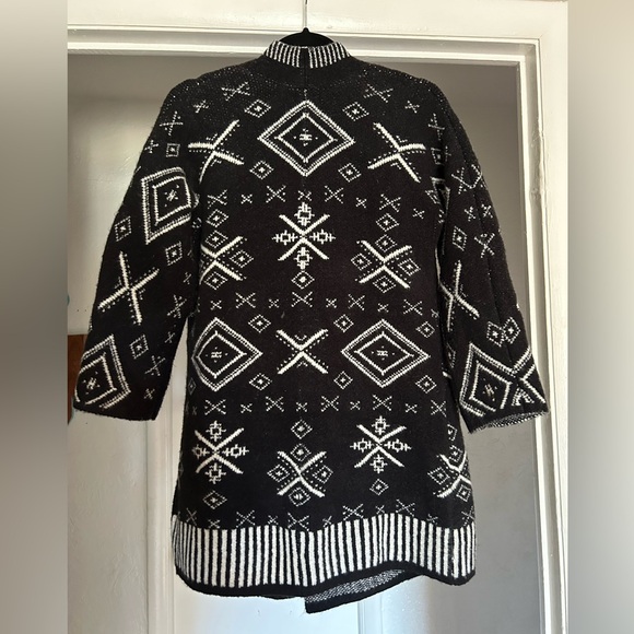 Old Navy Black Aztec Geometric Knit
Cardigan Sweater XS - Picture 3 of 6